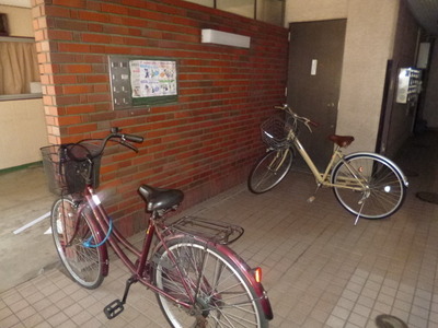 Other common areas. There is a space in which the bicycle is stopped.