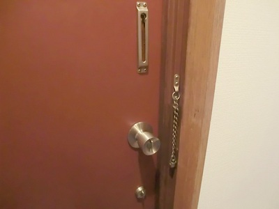 Security. W Rock & amp; door chain equipped.