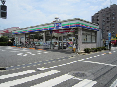 Convenience store. Three F (convenience store) to 350m