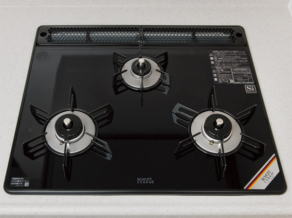 Kitchen.  [Glass top stove] Stove that can be efficiently dishes in a three-necked is, Adopt a ceramic glass. Strongly to heat and shock, Care is easy to immediately wipe lighter dirt.