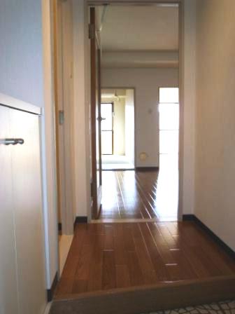 Entrance. With shoe box