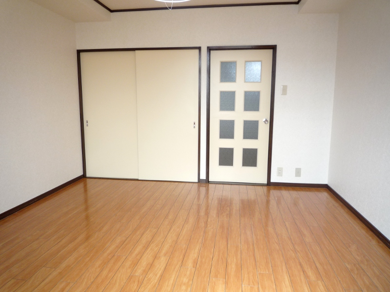 Living and room. Storage side