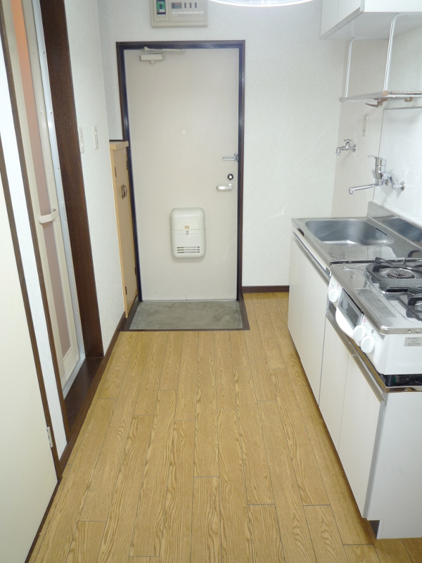 Kitchen. Entrance side