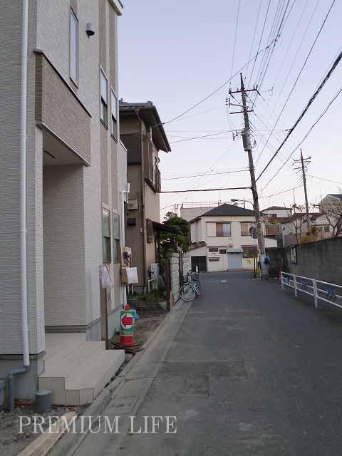 Local photos, including front road.  [Frontal road] Width 5.5m