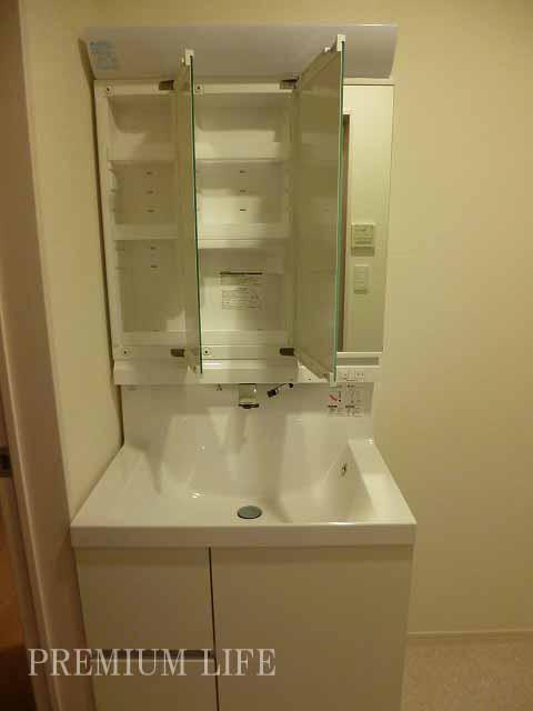 Wash basin, toilet.  [Bathroom vanity] The back of the three-sided mirror is ordered to the storage shelf.