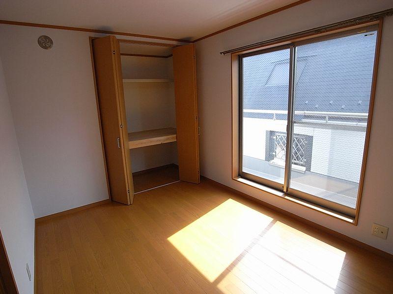 Non-living room. Good per sun