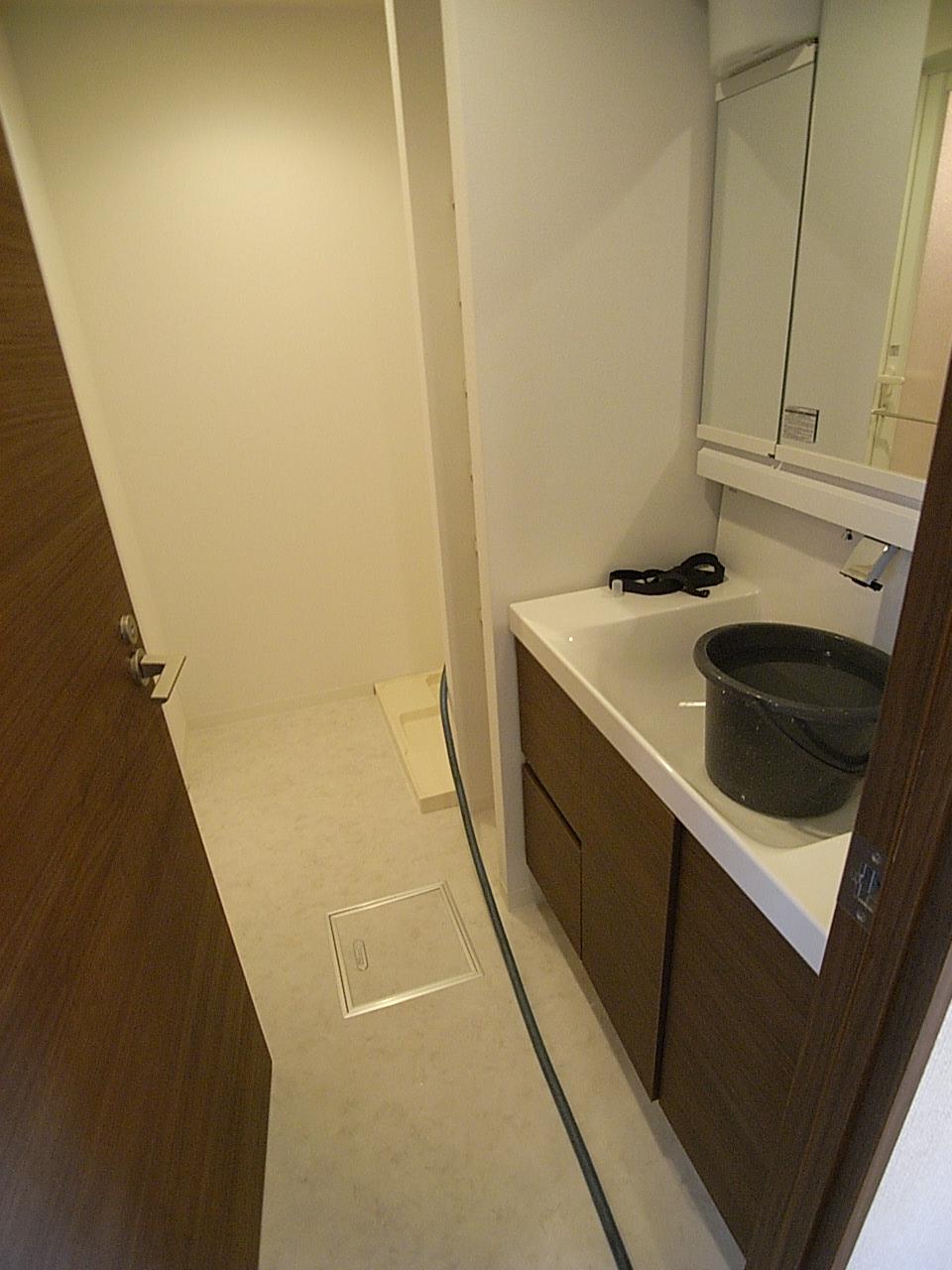 Wash basin, toilet. Room (May 2013) Shooting