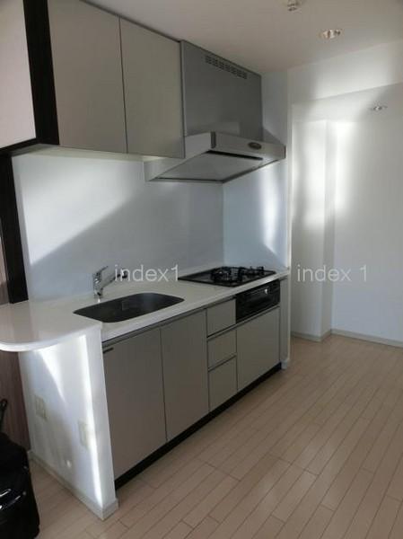 Kitchen. Hakadori you dishes in the 3-burner stove!