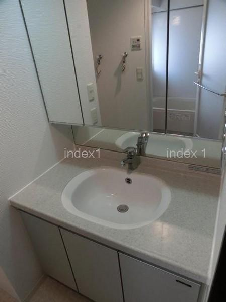 Wash basin, toilet. Easy-to-use wash basin with large mirror ☆