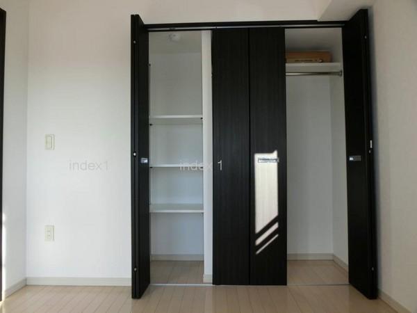 Receipt. Also it contains a lot of clothing and accessories!