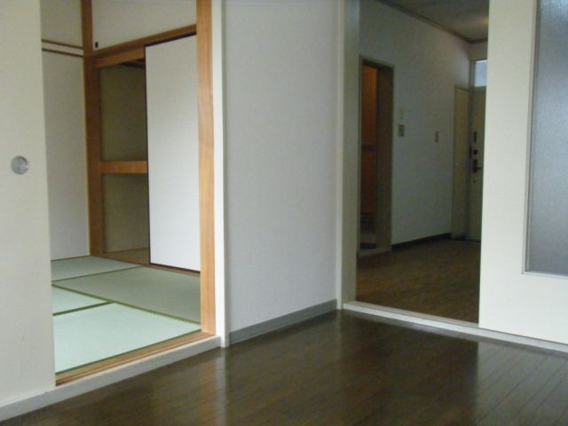 Living and room. Also there housed in a Western-style, Flooring freely arrange. 