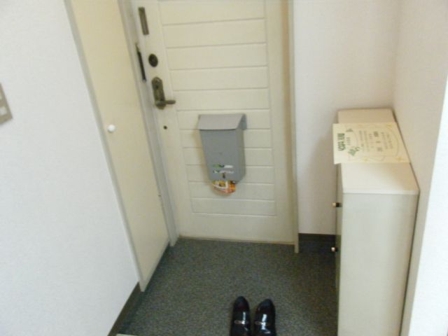 Entrance. There shoe box, Katazuki the entrance around. 