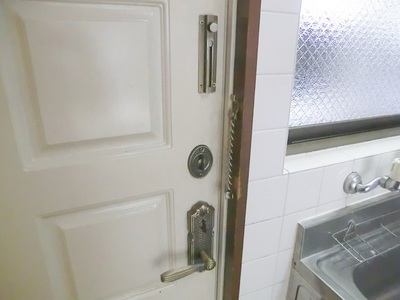Security. Entrance door W Rock & amp; door chain equipped.