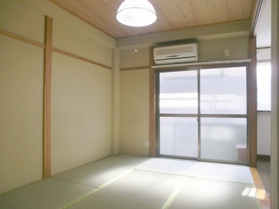 Living and room. Is a Japanese-style room between Edo.