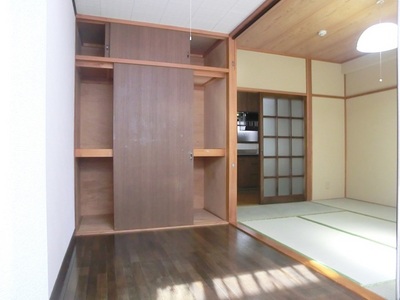 Living and room. The Western-style there is a storage of with upper closet.