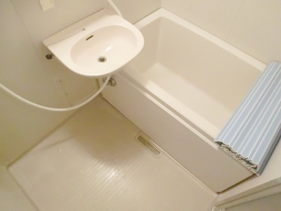 Bath. 2-point unit bus.