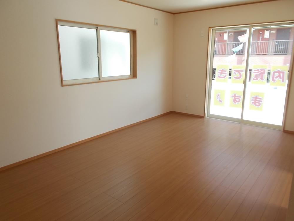 Living. Let's slowly talk the event of a bright living day of family reunion