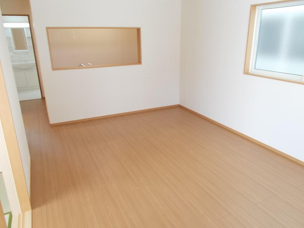 Living. Smile of mom of face-to-face kitchen with family smile spread is seen also safe for children