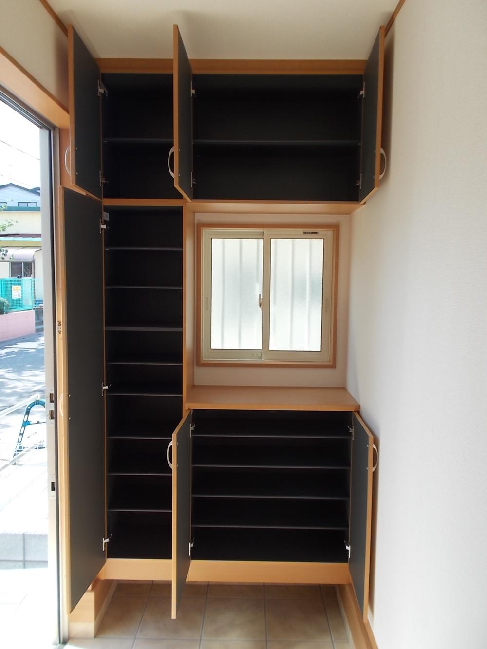 Entrance. Also Shimae clean plenty of family of shoes also entrance storage