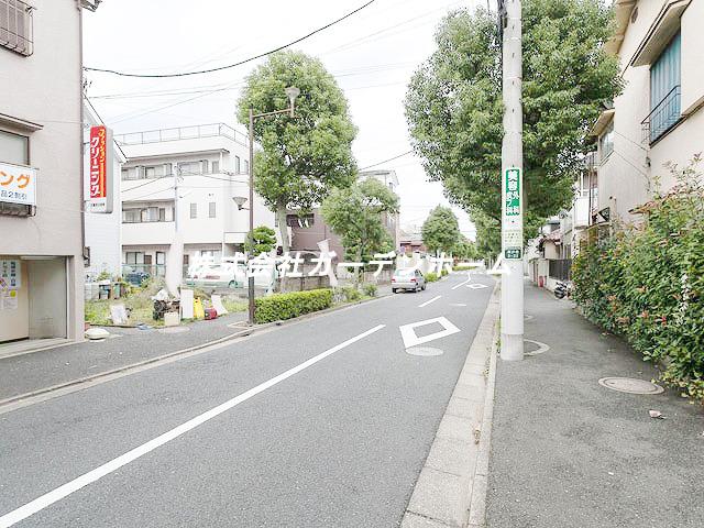 Local photos, including front road. Walk to the station 10 minutes