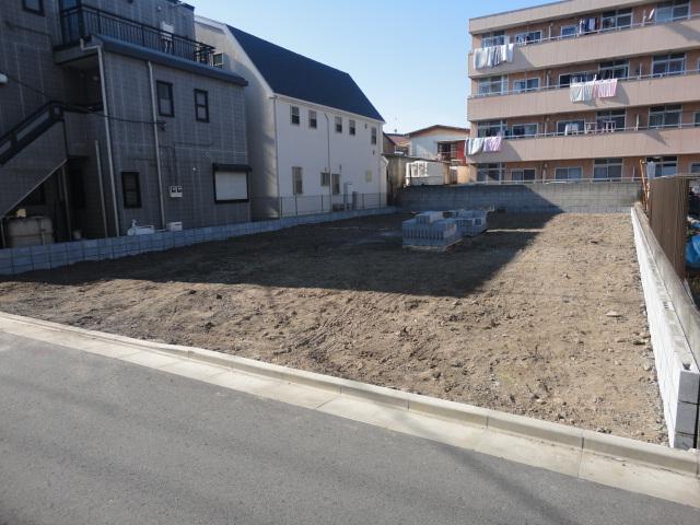 Local photos, including front road. Local (11 May 2013) Shooting