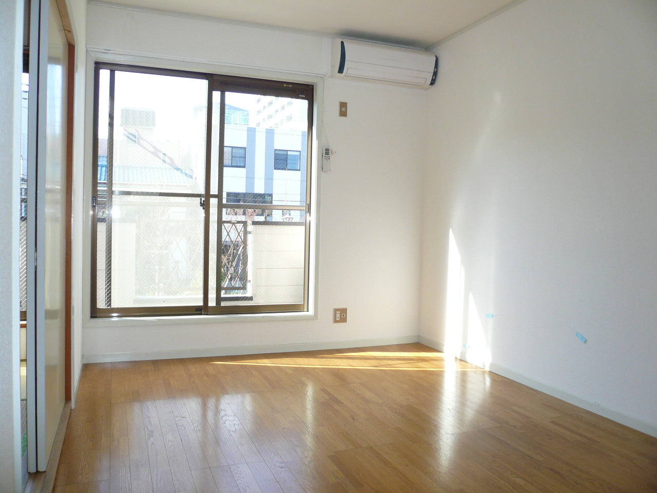 Other room space. Western-style 6 Pledge. (It is a photograph of the same type. )