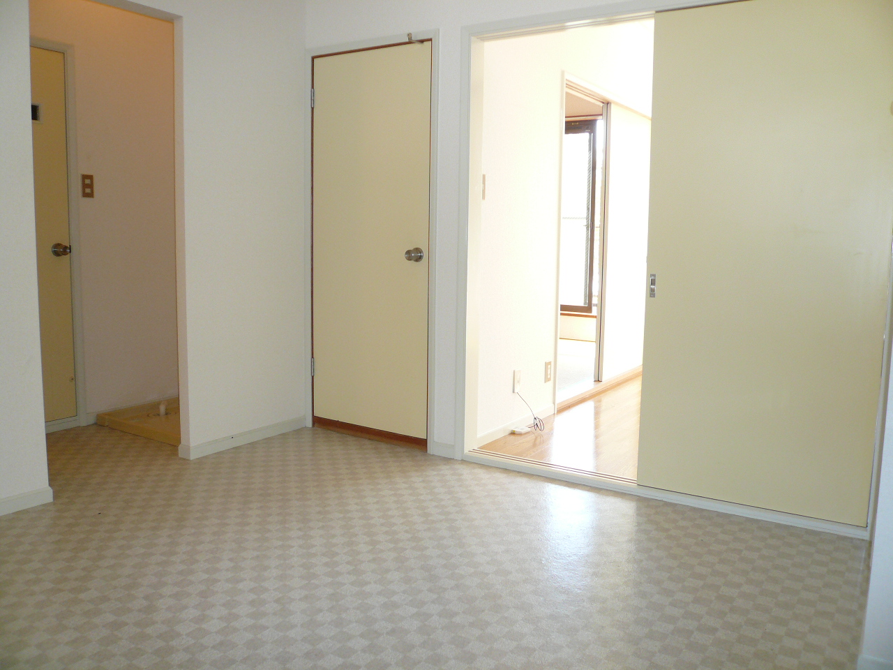 Living and room. (It is a photograph of the same type. )