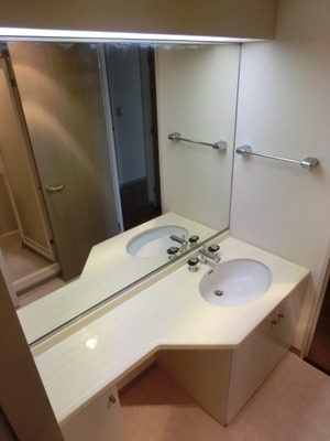 Washroom. Wash basin of a large mirror ・ Dressing room