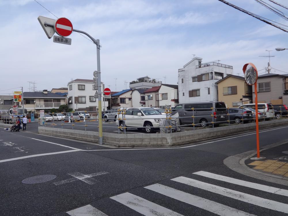 Local photos, including front road. Local (11 May 2013) Shooting