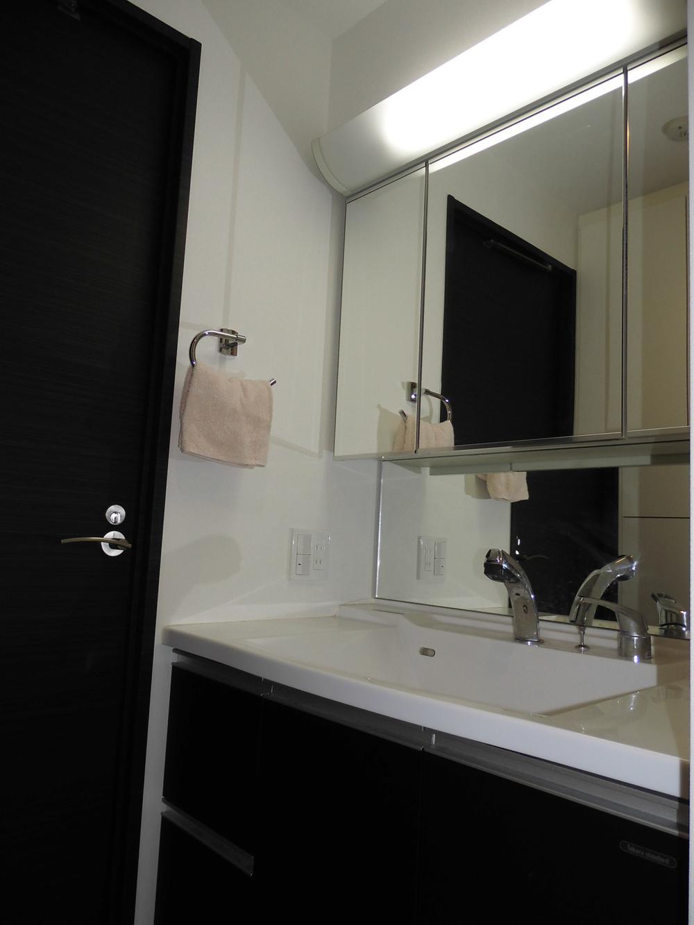 Wash basin, toilet. Indoor (11 May 2013) Shooting