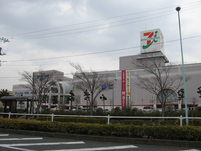 Shopping centre. 814m until Kasai Riverside Mall (shopping center)