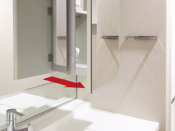 Bathing-wash room.  [With carrying out mirror triple mirror] By part of the mirror is Seridasu, Adopted it is easy with carrying out mirror three-sided mirror, such as make-up in a comfortable position. The Kagamiura equipped with useful features such as tissue holder.