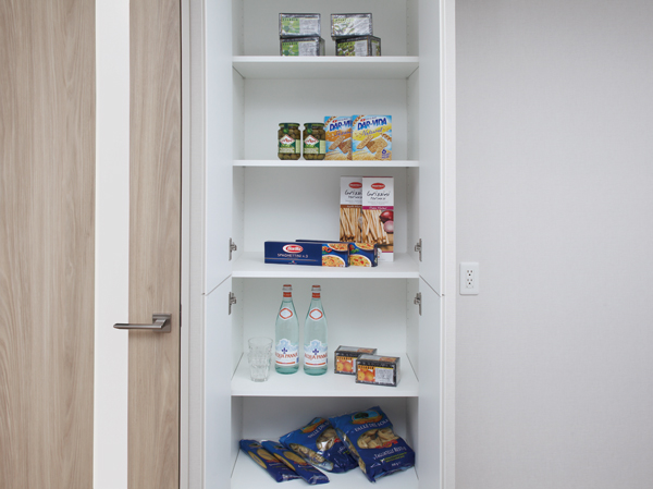 Kitchen.  [pantry] The kitchen dishes and utensils, Set up a convenient pantry, such as the grocery of stock. Mrs. in friendly specifications.