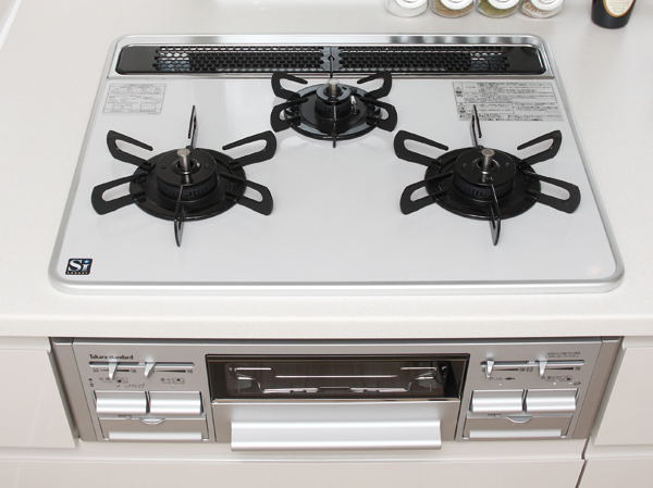 Kitchen.  [Three-necked hyper glass coat top stove] Adopt a strong hyper-glass court in shock and scratches. Above that can be a variety of cooking at a time because it is a three-necked, Safety equipment and temperature control function to the burner is equipped with a (SIP only). Also, Or filled with water to the tray, It can be two-sided cooking without turning over, Adopt the water without double-sided grill that does not take the trouble. Efficiency is good cooking can come in handy.