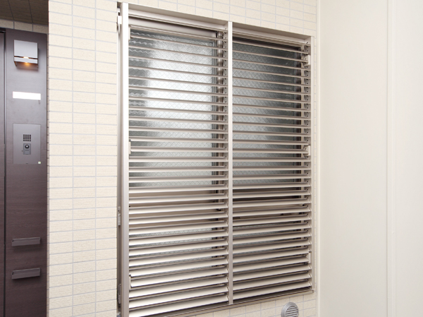 Security.  [Movable louver surface lattice] Adopt a movable louver surface lattice that can freely adjust the opening and closing angle of the louver from inside the room. ventilation ・ You can lighting and privacy protection of at the same time. (Same specifications)