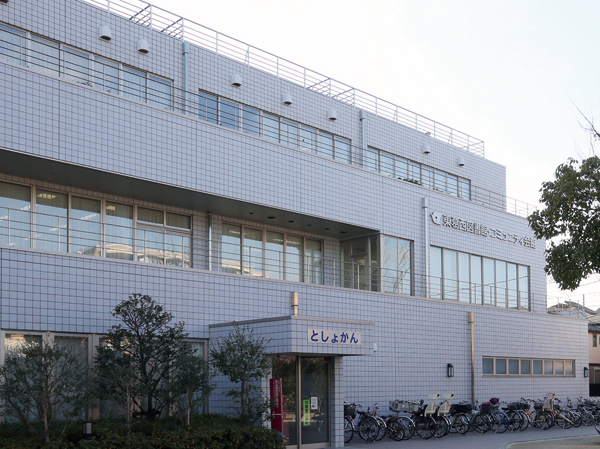 Surrounding environment. Higashikasai library (about 800m / A 10-minute walk)