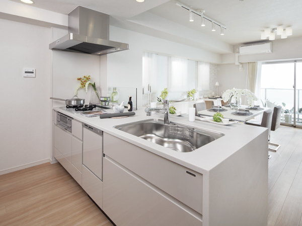 Room and equipment. Open-minded open kitchen. The counter top, Adopted acrylic artificial marble feeling of luxury. Range hood, Care, such as oil dirt adopts a simple enamel made of the current plate, It also increases intake efficiency. Adopt a non-flammable panel made of enamel in the kitchen panel. Strongly to heat, It is easy to clean. Since the base is metal magnet can be used., Convenient.