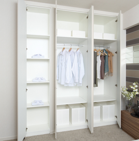 Room and equipment. And the enhancement of equipment to improve the efficiency housework, Abundance of storage to be able to live in smart will further comfortably a comfortable space. All units storage is the storage of kitchen ・ Pantry has been standard equipment. Also, Breadth of storage also can afford, Collection rate is the largest 10.79% (D type). (Photo model Room C type ・ The main bedroom storage)