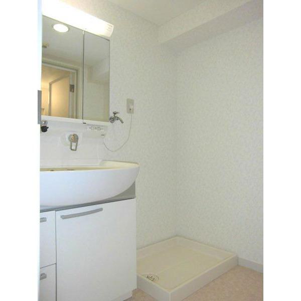 Wash basin, toilet. It is the washstand