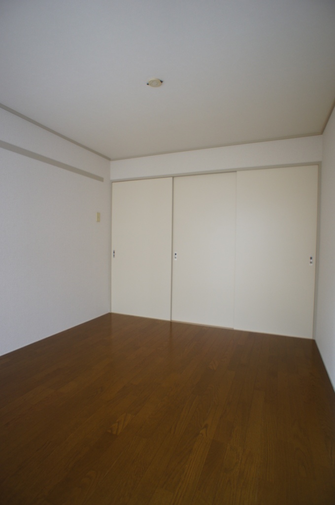 Living and room. 6 Pledge Western-style