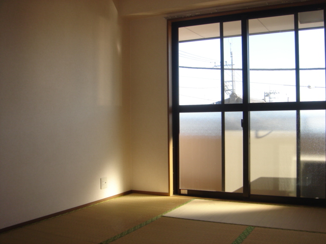 Living and room. Day is good. 