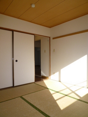 Living and room. Japanese-style room 6 quires ・ Sunny