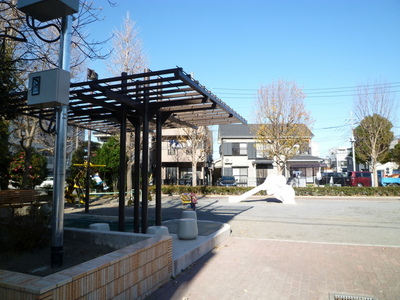 park. 90m to the neighborhood park (Park)