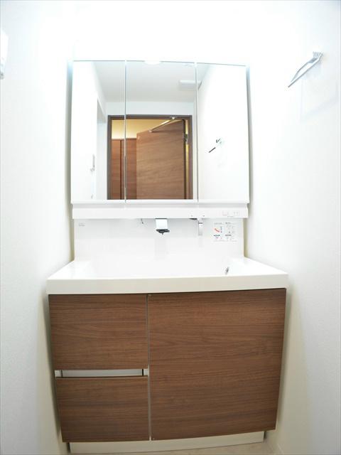 Wash basin, toilet. Washbasin with shower