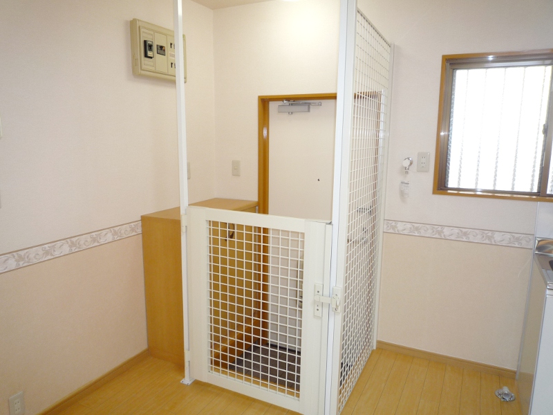 Entrance. Pet off fence