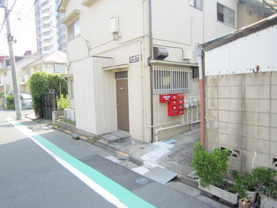 Entrance. 2DK apartment