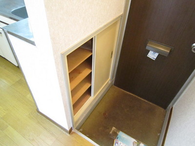 Entrance. Entrance with a shoe box