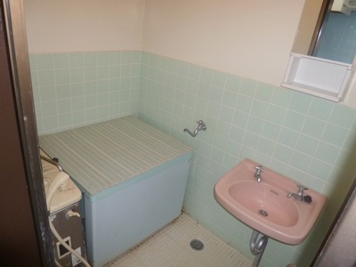 Bath. This bath of wash basin with balance kettle.