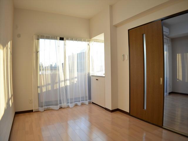 Non-living room. South-facing Western-style