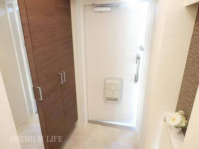 Entrance. With happy full-length mirror in the foyer